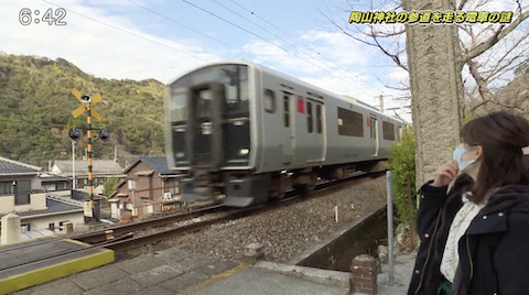 陶山神社の参道を走る電車の謎