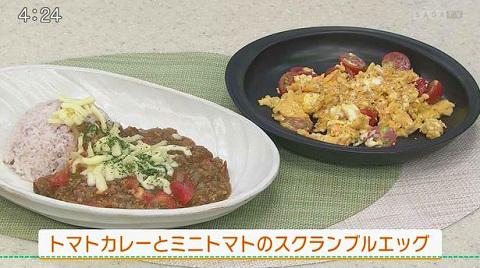 トマトカレーとミニトマトのスクランブルエッグ